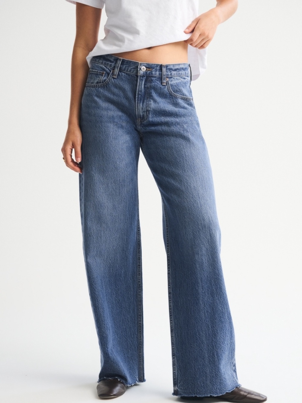 NWOT! A&F Low Rise Ultra Loose Jean, Medium Wash - Size 25S
